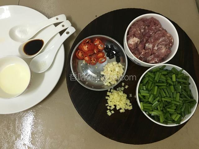 把猪肉洗净来回剁成绞肉状，红椒切片，大蒜和生姜切碎备用。