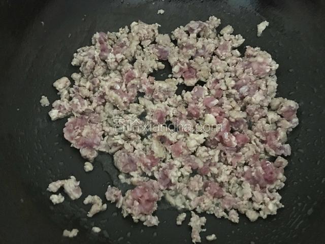炒锅内放入葵花油，放入猪绞肉，用小火煸炒。