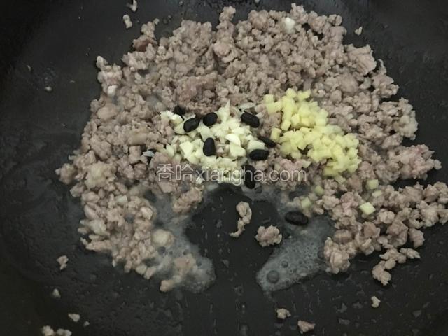 炒至肉变色，加入蒜末，姜末，豆豉继续小火炒出香味。