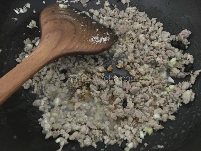 炒至肉末出油，加入生抽，白糖调味。