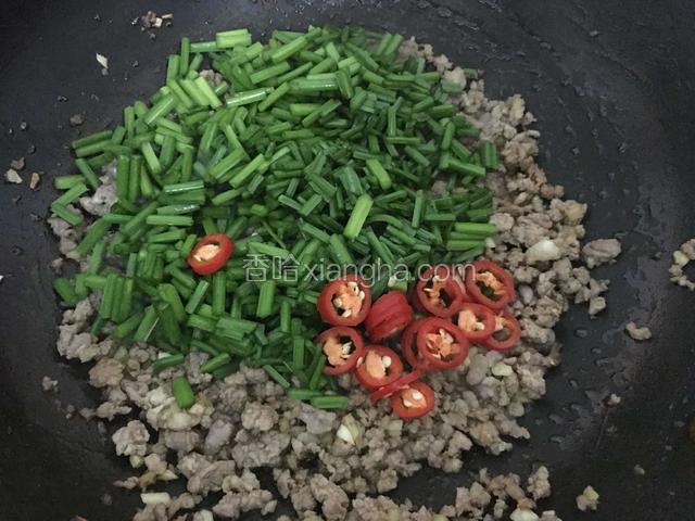 最后加入韭薹，辣椒片
