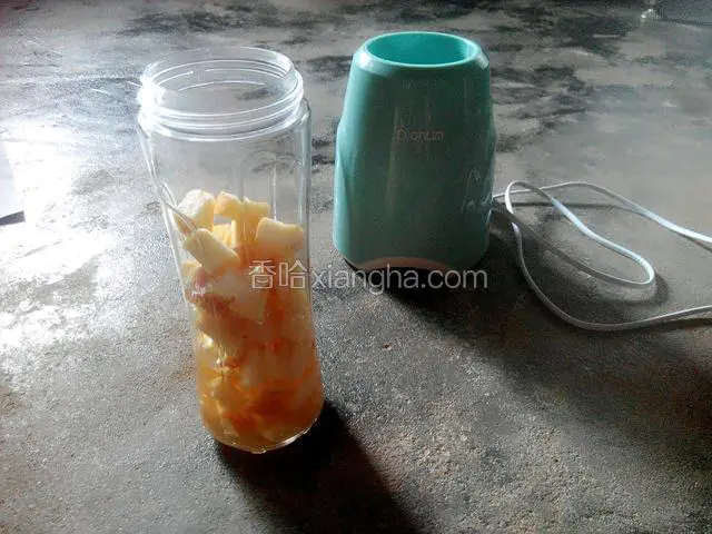将苹果，蜂蜜，冰水放入水果榨汁机中
