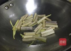 藕带炒肉丝的做法图解2