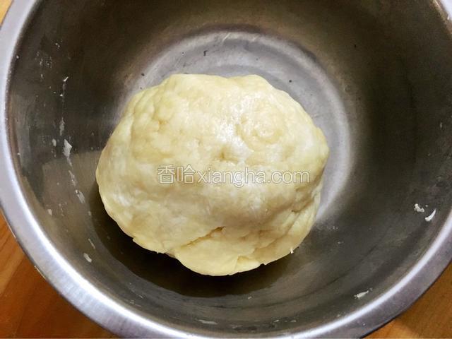 揉成光滑面团备用