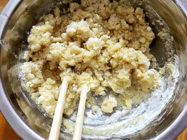 用筷子搅拌成絮状