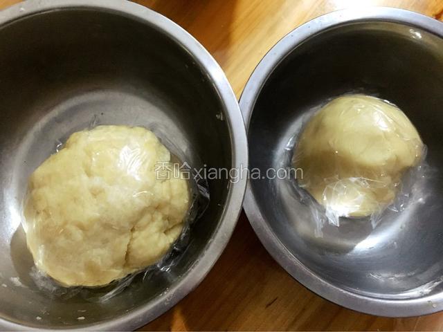 水油皮和油酥和好后盖上保鲜膜松弛15分钟