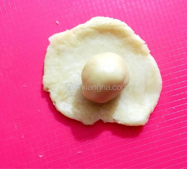 水油皮擀成面皮放上油酥