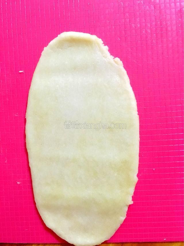 用掌心压扁后擀面杖擀成长舌状