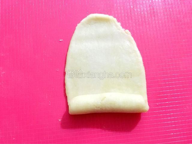 向上卷起，如图