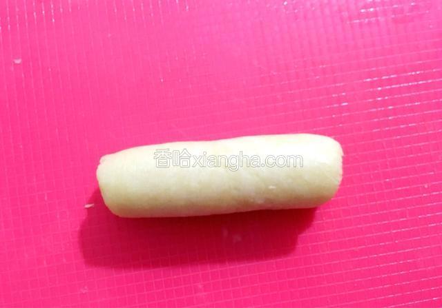 依次卷好，盖上保鲜膜松弛15分钟