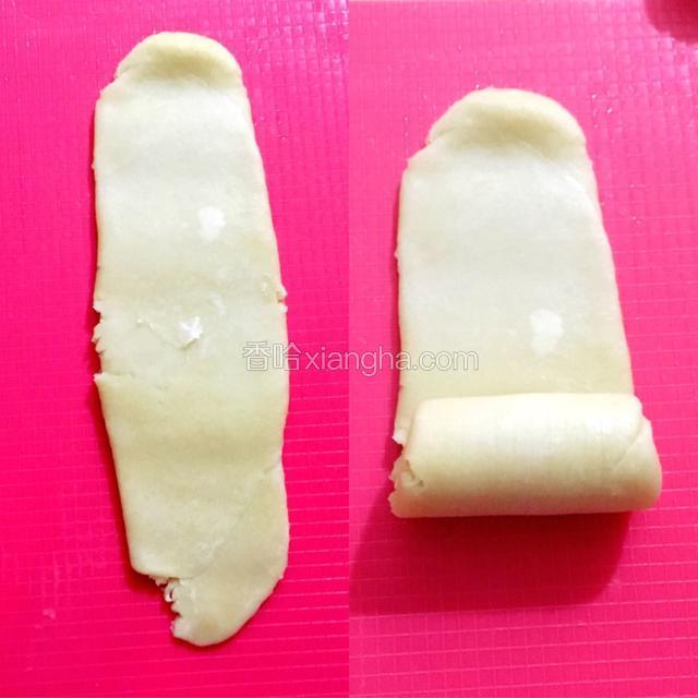 用擀面杖擀薄向上卷起