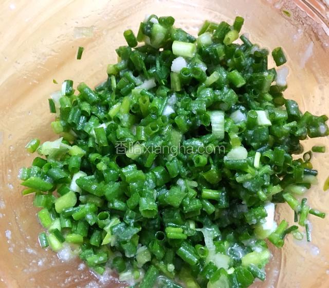 葱花放入少许盐和适量的猪油搅拌均匀后放入冰箱冷藏一会儿