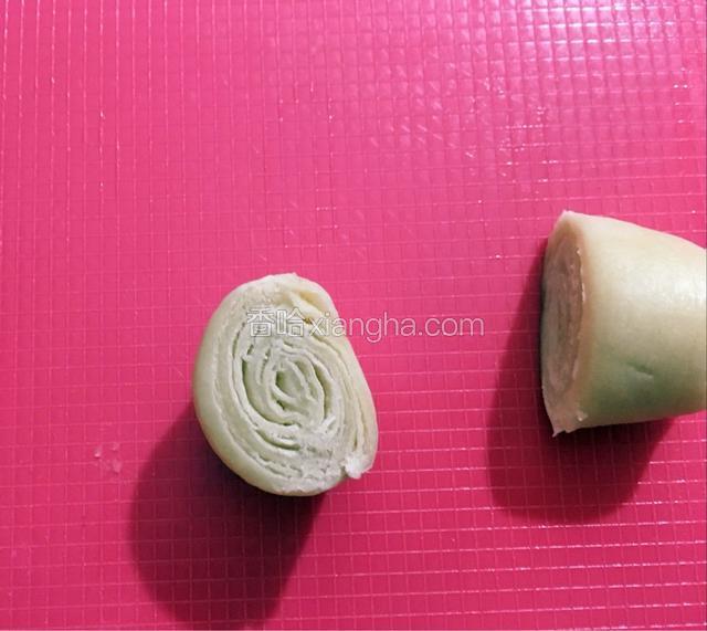 松弛好的酥皮一切为二