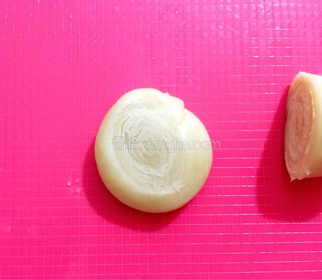 用手掌压扁用擀饺子皮的方法擀成中间稍厚的圆片