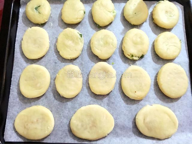 整成扁圆型状，放入烤盘中