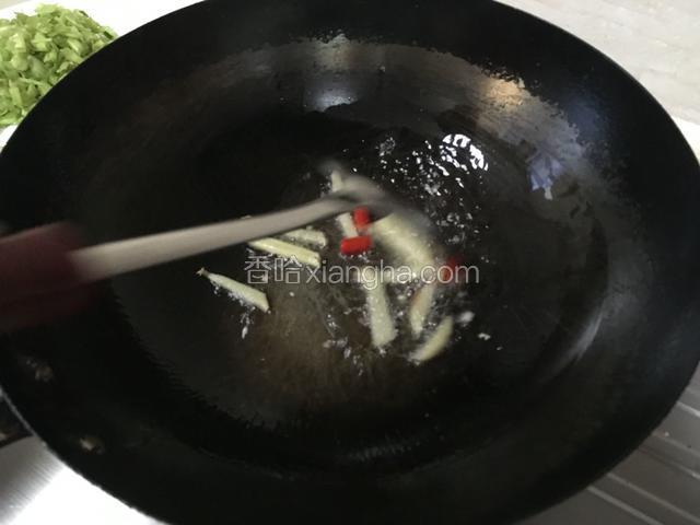 锅烧热，放适量油，放入生姜、红辣椒、蒜。翻炒片刻。