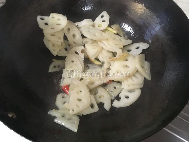 倒入藕片，翻炒片刻加入盐。藕入锅之后，总共翻炒时间不超过2分钟。