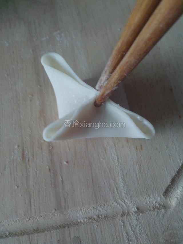 两对边朝中间捏紧（夹筷子位置），四角露馅。