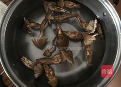 火腿炒鸡枞的做法图解2