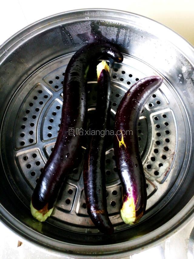 茄子去把儿放在锅里蒸熟