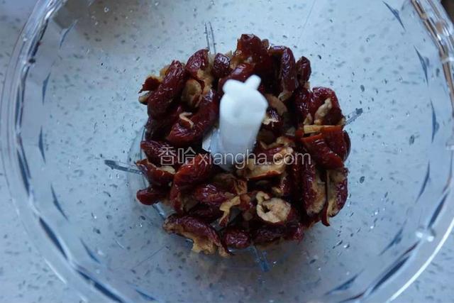 煮好的红枣去核放料理机打碎
