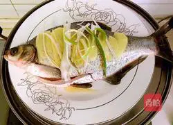 Illustration of how to make steamed Wuchang fish 5