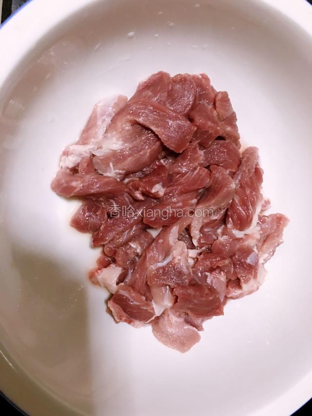 肉切小条放入较大的碗内