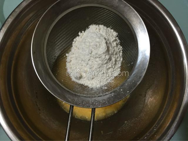 筛入低筋面粉，分两次筛入，每次拌匀再筛入下一次