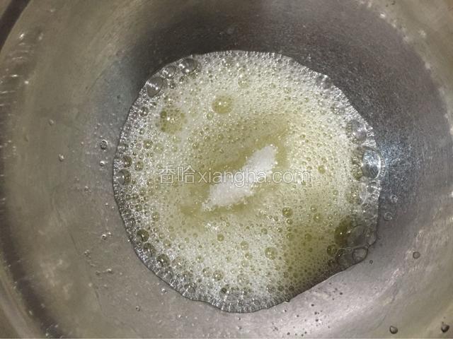 加入白糖，白糖分三次加入