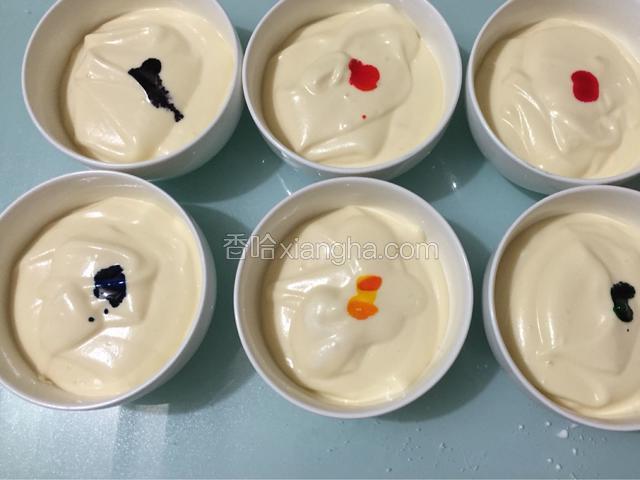 把蛋糕糊平均分成六份，分别加入3-4滴色素，上下拌匀