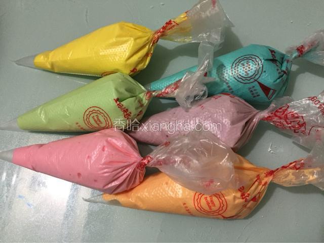 把拌好的色彩蛋糕糊装入裱花袋中，这时烤箱上火120度，下火150度预热
