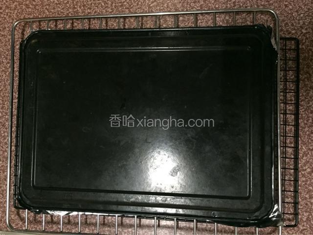 出炉后取出震一震，然后倒扣在烤网上，晾到余温，（注意是余温，不是晾凉喔）