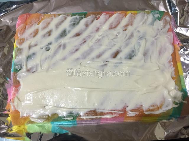 从冰箱取出奶油，把奶油抹在蛋糕上，从厚到薄