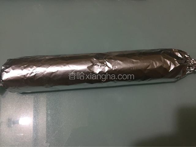 从厚的那面开始卷起，卷成一圈，放入冰箱冷藏一小时（天气热建议冷藏久些，好让奶油凝固好些，切出来比较好看）