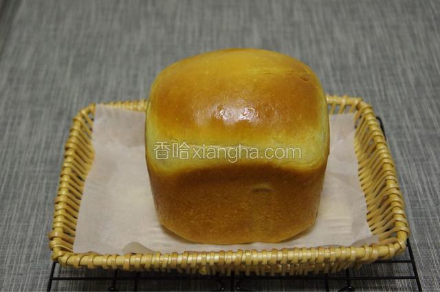 烤好后拿出，表面刷一层橄榄油，防止表皮变干。
