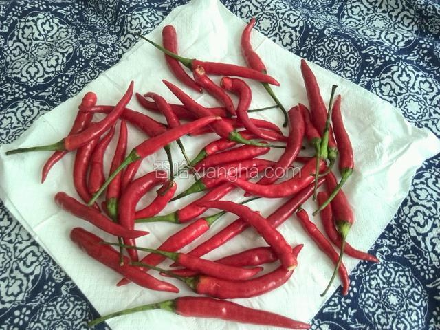 把小辣椒洗净，用餐巾纸擦干水分。