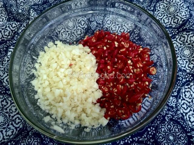 大蒜切碎，小辣椒切掉根部，剁碎