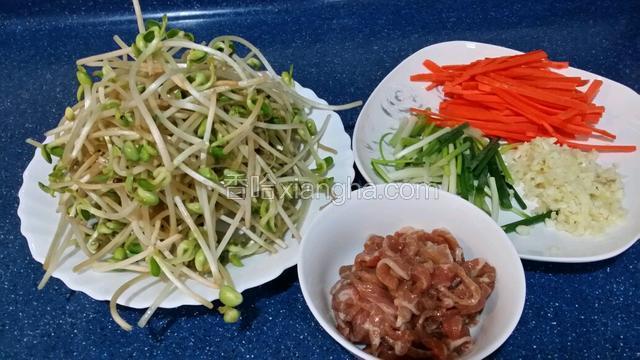 將食材准備好~豬肉洗淨切絲~用生抽~老抽~鹽~糖~粟粉~油腌制十五分鐘~大豆芽菜洗淨瀝干水~甘筍去皮切絲~蔥切段~蒜頭切碎