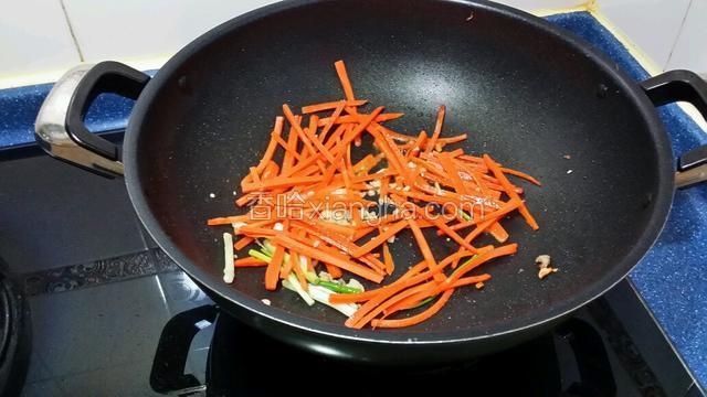 鍋里再放入小許油~爆香蒜蓉~蔥白~接著放入甘筍翻炒