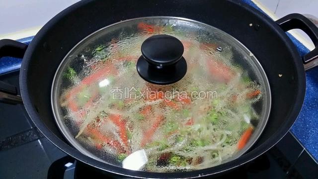 放入一湯匙清水，蓋上蓋子焗半分鐘