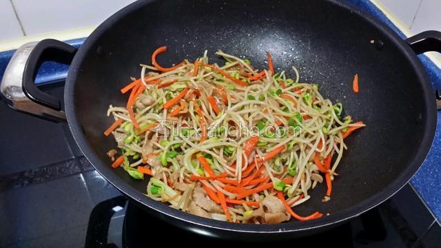 放入炒好的肉絲~蔥~紹酒翻炒片刻~接著放入鹽~雞粉翻炒均勻~關火