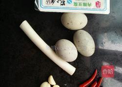 皮蛋豆腐的做法图解1