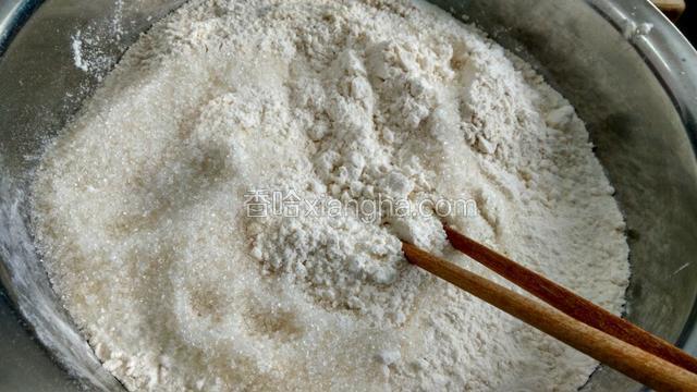 酵母和白糖加到面粉里，搅拌均匀