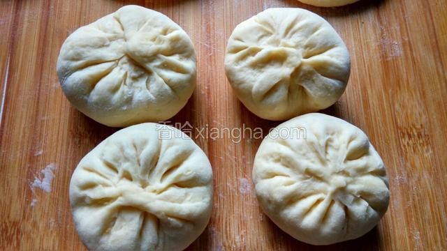 包成包子形状，要捏紧，别漏出馅来