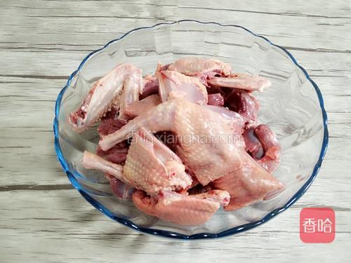 鸽子去除内脏冲洗干净剁成小块。