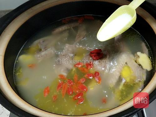 添加适量的盐再炖上5分钟。