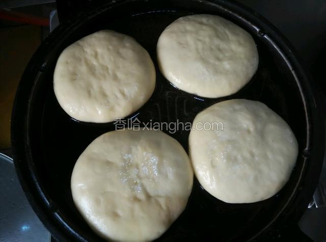 电饼铛烧热倒油，保持油温70度左右，放入饼胚