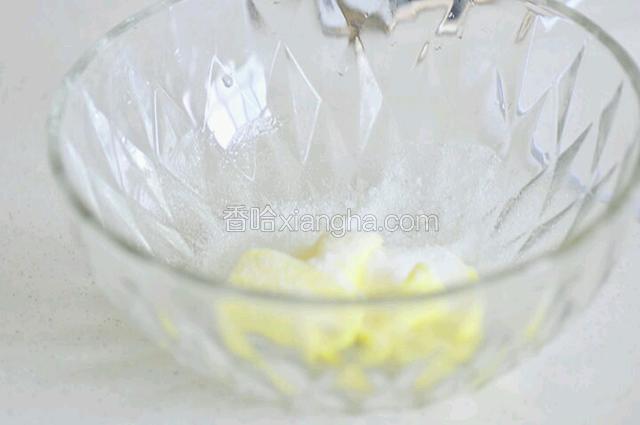 室温软化的黄油加入白砂糖，打至发白蓬松
