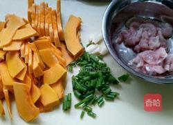 南瓜炒肉片的做法图解1