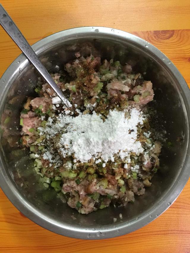 我这是外面搅肉机搅好的成品肉沫，把切好的香菇，芹菜，葱花以及老抽。生抽，鸡精，姜末，蒜末，胡椒粉，淀粉放入肉里面搅拌均匀，腌制10分钟（干香菇要开水先泡发十分钟再切成小丁）